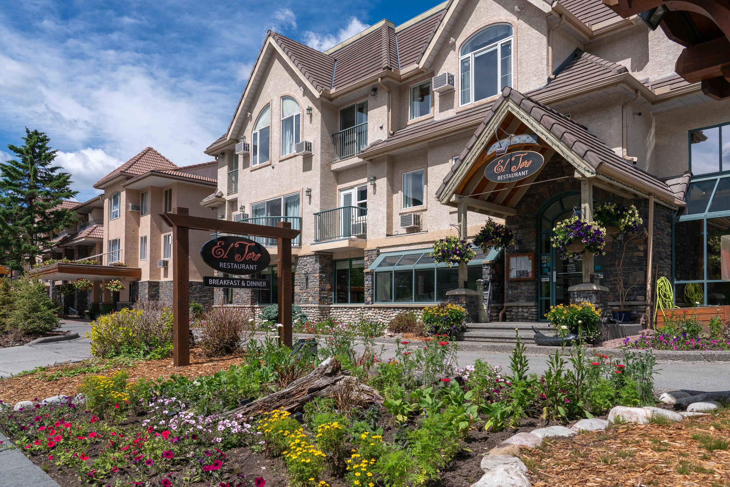 Irwin'S Mountain Inn Банф Екстериор снимка